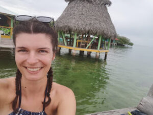 Playa cerca de Boquete, Chiriquí, Panamá, con arena dorada y aguas cristalinas.